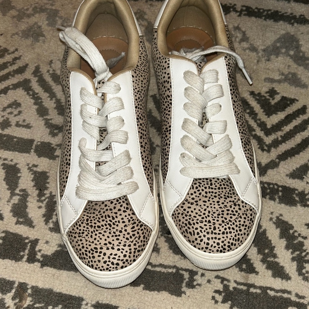 Universal Thread White And Tan Patterned Sneakers - image 1